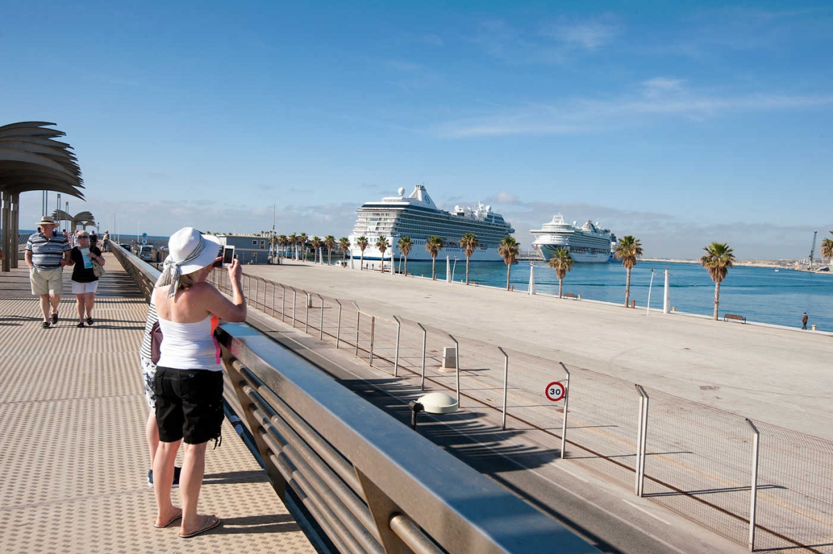 Panorámica de la terminal marítima de Alicante, con dos cruceros atracados en una escala doble. - Foto: RAFA MOLINA Panorámica de la terminal marítima de Alicante, con dos cruceros atracados en una escala doble.