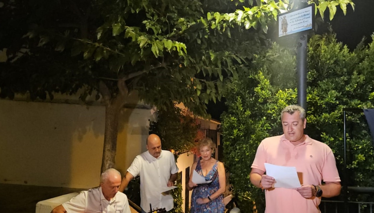 Oropesa incorpora una nueva placa al recorrido poético del casco antiguo con la mítica 'Canción del Pirata'