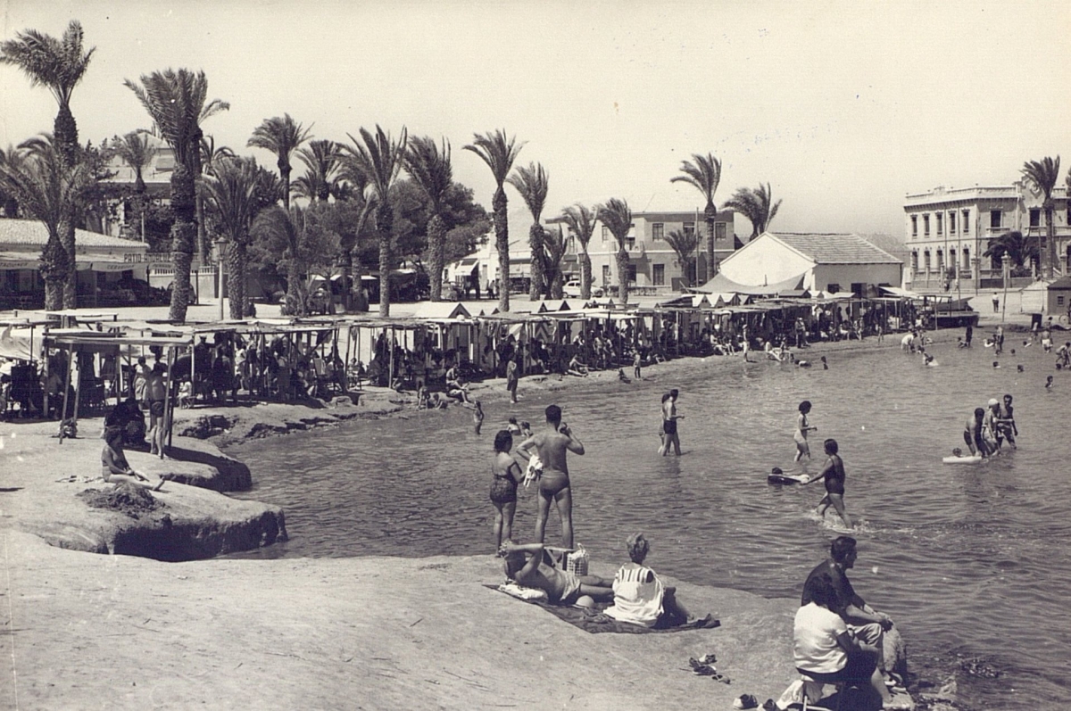 Imagen de una playa del Mar Menor tomada en los años 60 - Foto: CARM