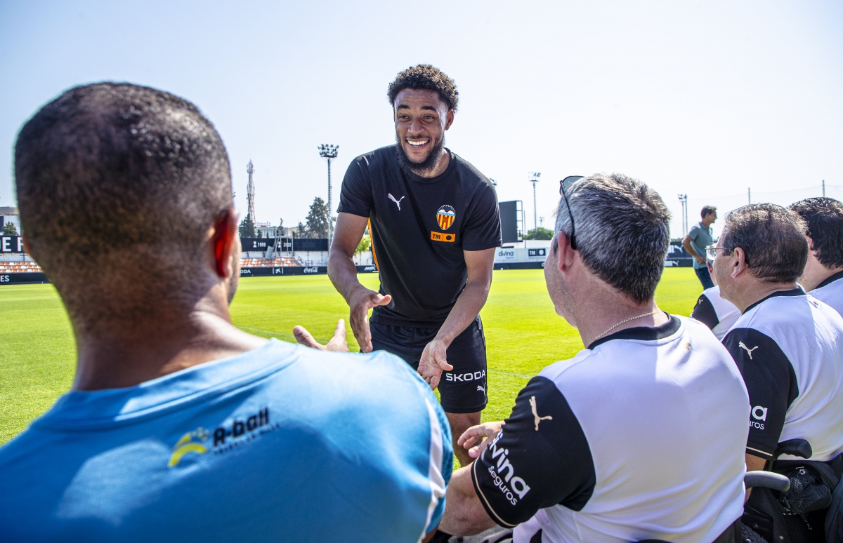 La especial visita del equipo de A-Ball a los jugadores y cuerpo técnico del Valencia CF