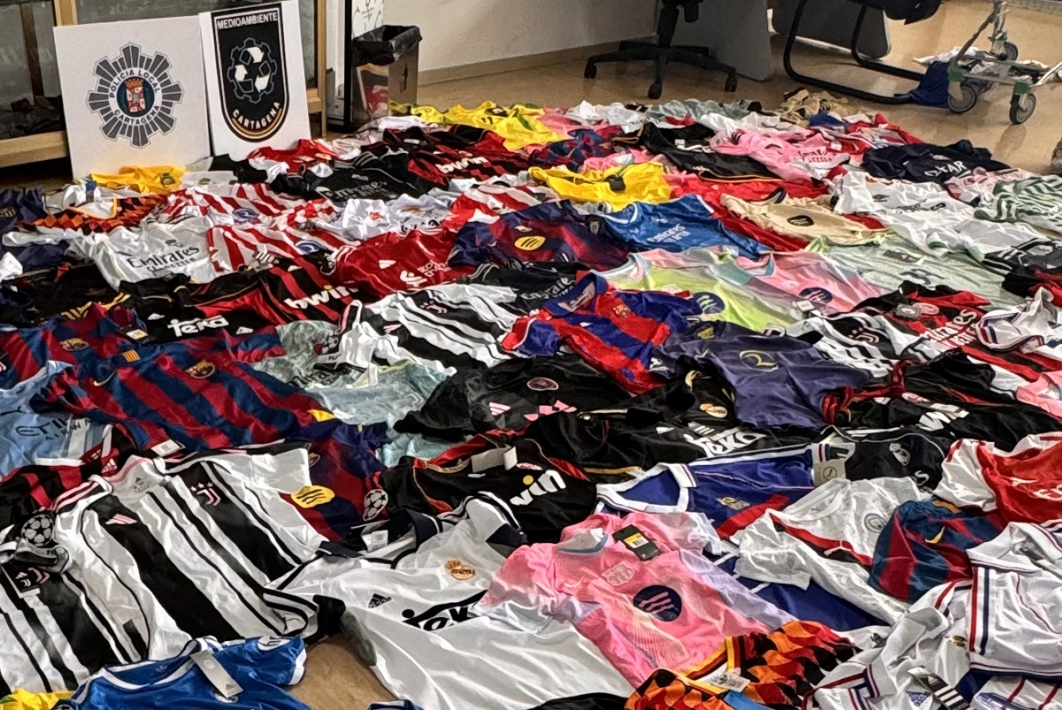 Una operación de la Policía retira en La Manga hasta 500 productos falsos, la mayoría camisetas deportivas