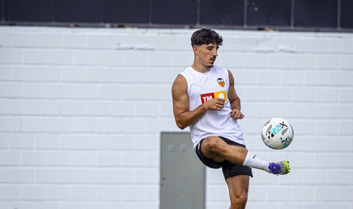 Diego López no se entrena con el Valencia por gestión de esfuerzos