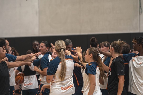 La plantilla femenina realiza el primer entrenamiento en la pista principal del Roig Arena