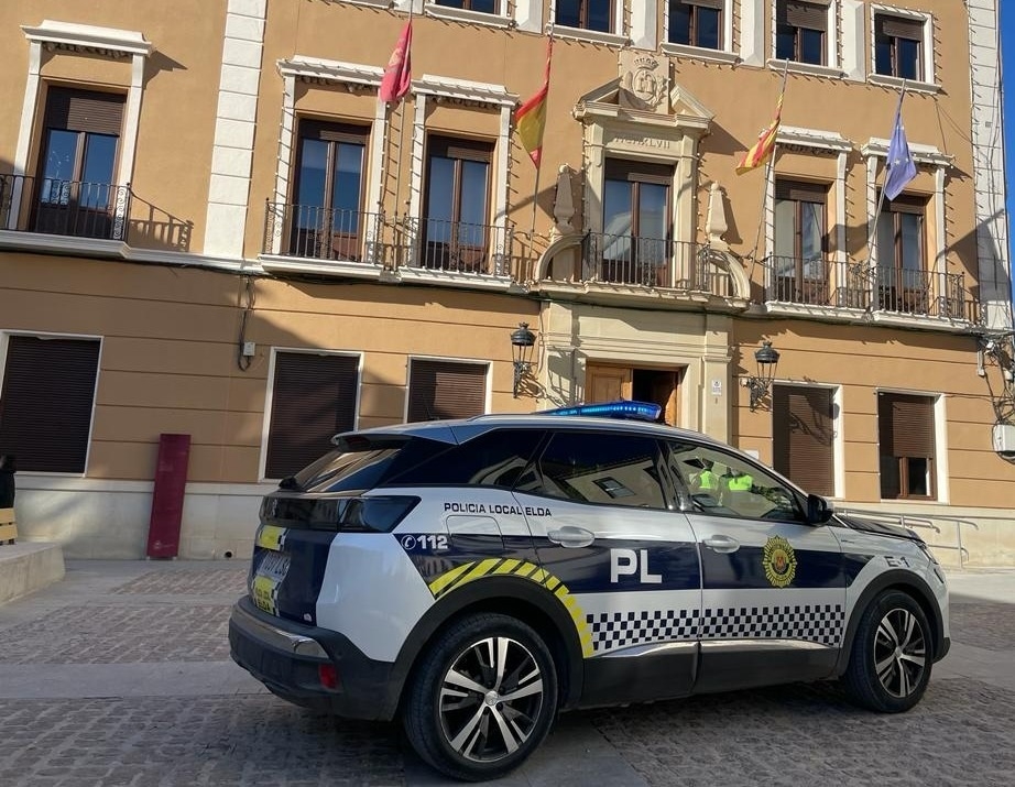 Multan a un hombre en Elda por vender cachorros de perro en la calle