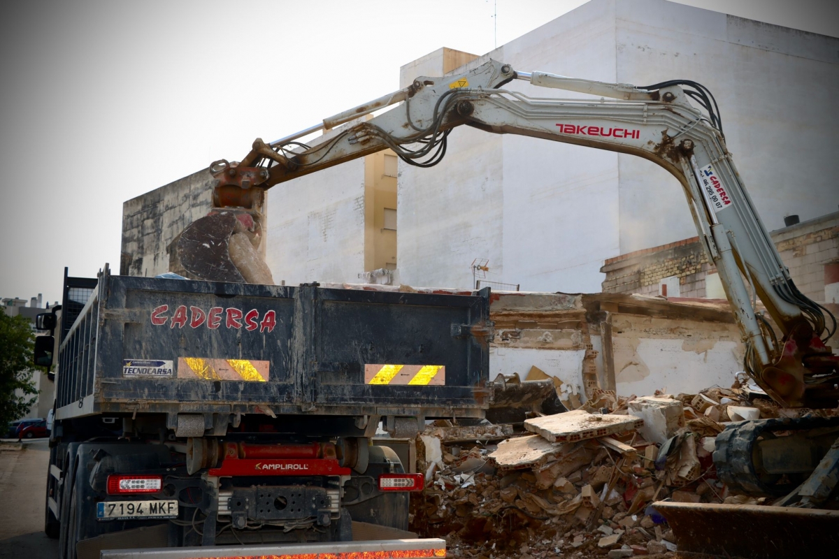 Trabajos de demolición de una vivienda afectada en Torrent. - Foto: AYUNTAMIENTO DE TORRENT