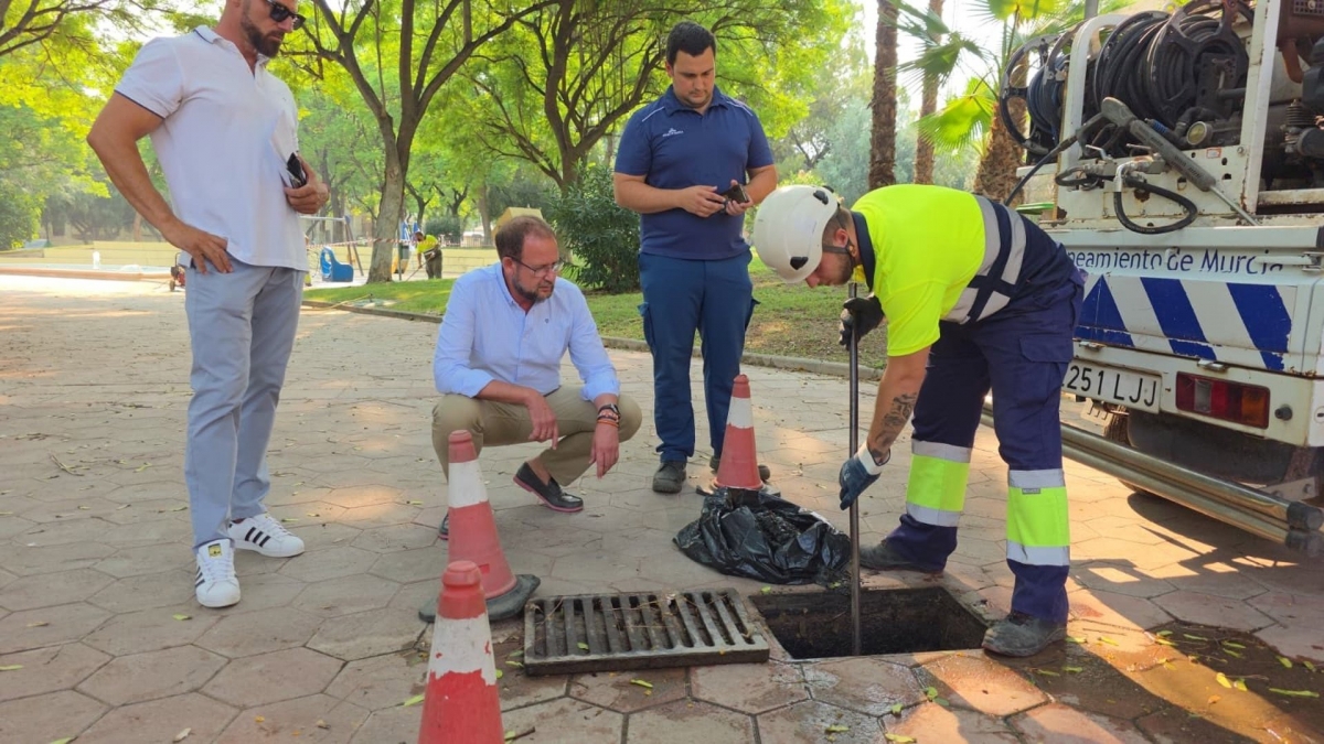 Murcia prepara sus jardines ante las lluvias con un plan preventivo de limpieza en más de 41.000 imbornales