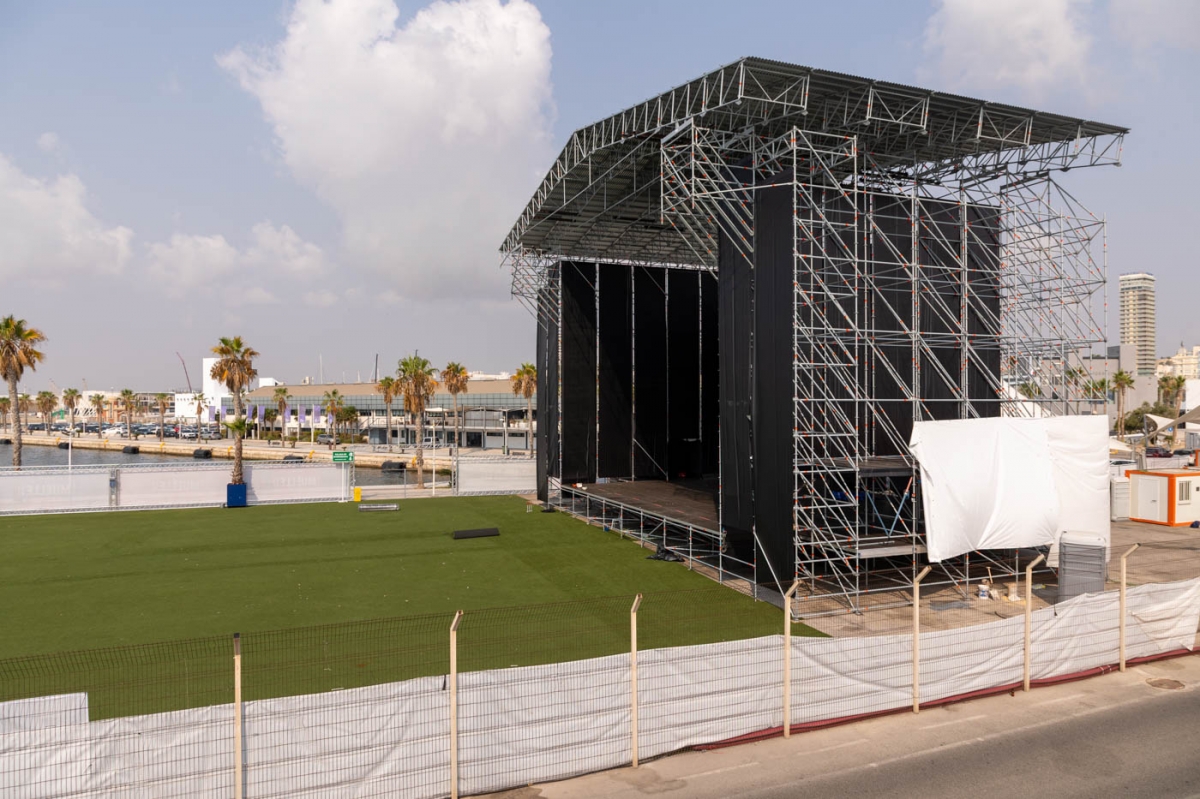 'El Muelle Live' ultima el montaje para su estreno oficial como espacio de conciertos en el Puerto