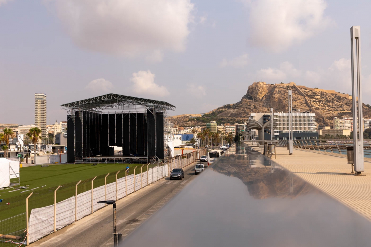 El montaje del escenario de El Muelle Live en el Puerto de Alicante.
