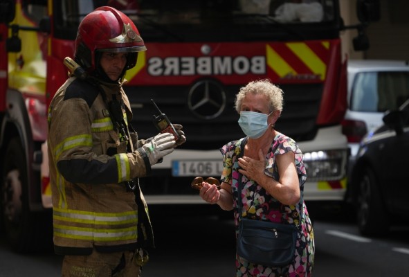 Ocho atendidos por inhalación de humo, dos de ellos menores, en el incendio de una vivienda