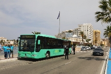 Los empresarios de La Manga plantean limitar el tráfico para reducir la carga de vehículos 