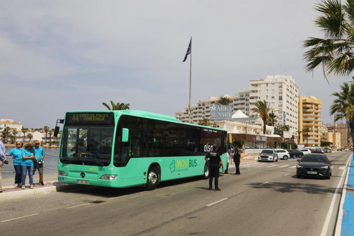 Los empresarios de La Manga plantean limitar el tráfico para reducir la carga de vehículos 