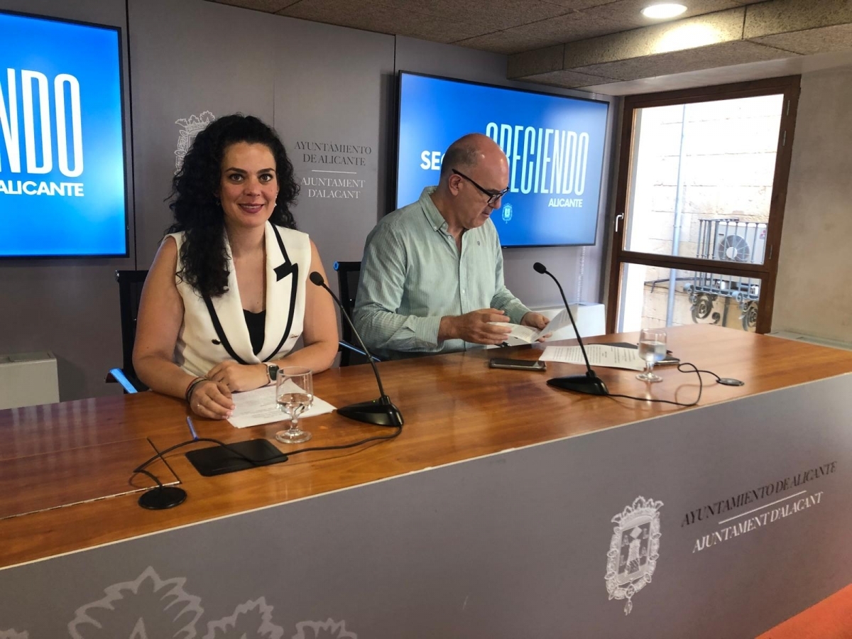 La edil de Fiestas de Alicante, Cristina Cutanda, junto al vicealcalde, Manuel Villar.  - 