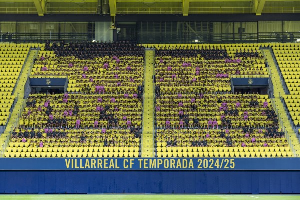 El Villarreal presenta a los 47 equipos que componen su estructura ante casi 3.000 aficionados
