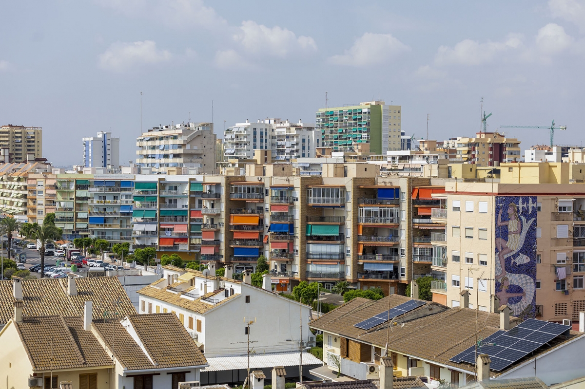Bloque de apartamentos turísticos, con mosaicos en las fachadas, en La Pobla de Farnals.