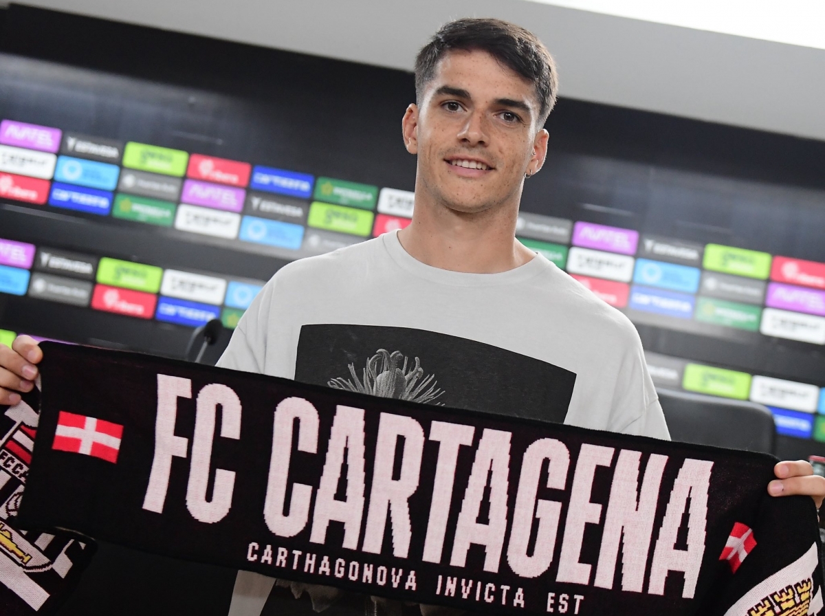 Nil Jiménez en su presentación como blanquinegro. - Foto: FCC