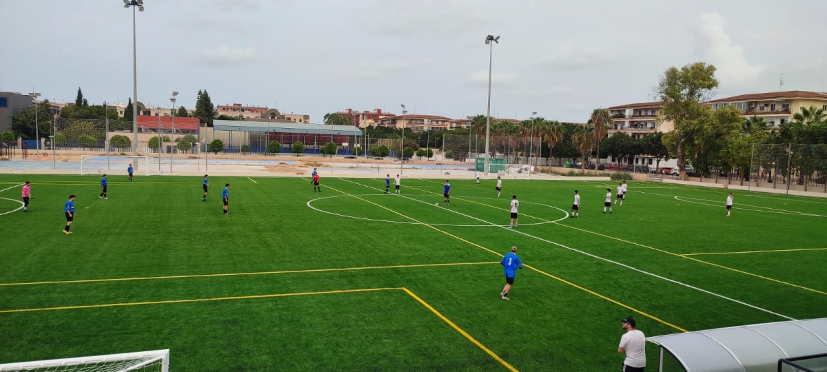 El campo de futbol municipal de Benetússer acoge su primer partido tras su reconstrucción