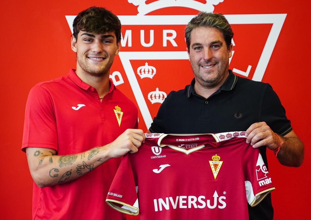 Diego Piñeiro, con el director deportivo del Murcia, Asier Goiria. - Foto: RM
