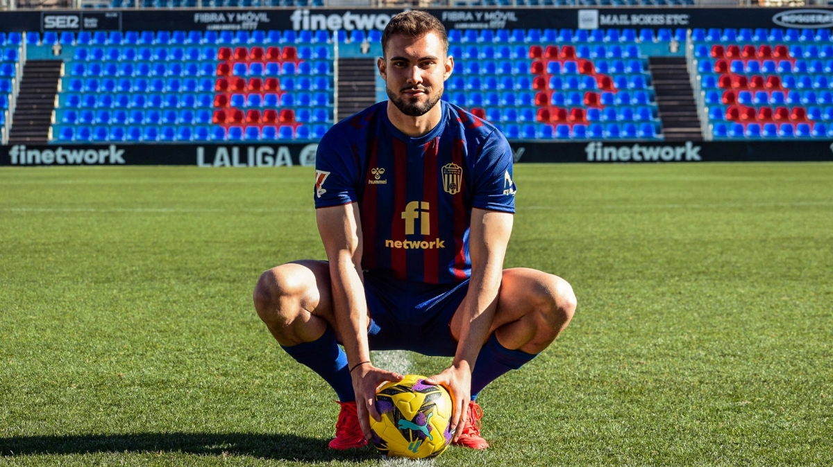 Diego Méndez con la elástica del CD Eldense - Foto: PLAZA Diego Méndez con la elástica del CD Eldense
