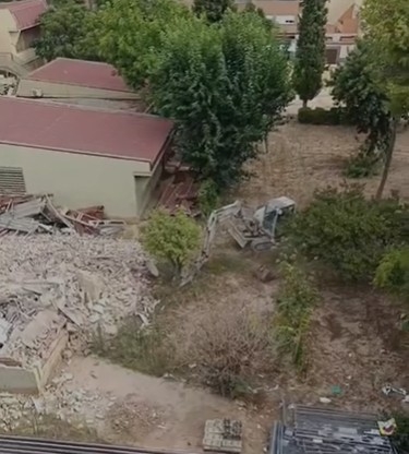 El comité de Massanassa denuncia la tala de árboles en las obras de demolición de los colegios afectados por la Dana
