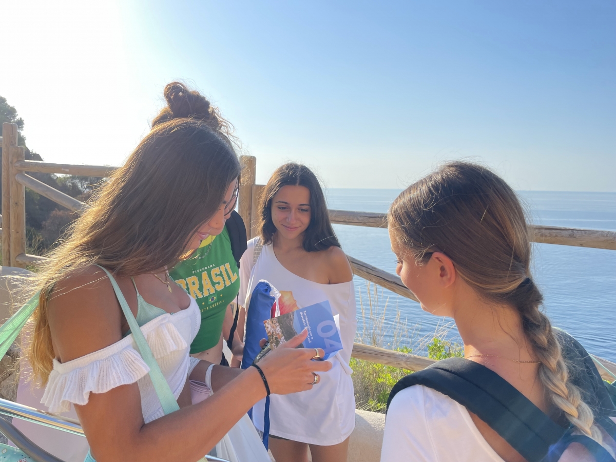 'De vacances, parla en valencià', la campanya de Benitatxell que distribueix manuals turístics del valencià entre els seus visitants