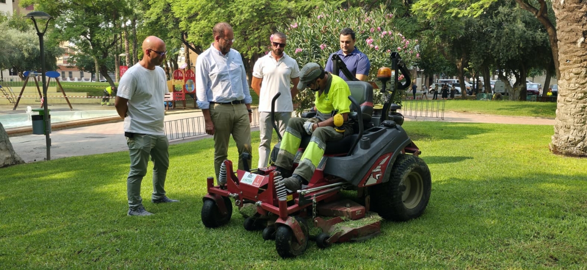Siega del césped de los jardines de Murcia. - Foto: AYTO MURCIA