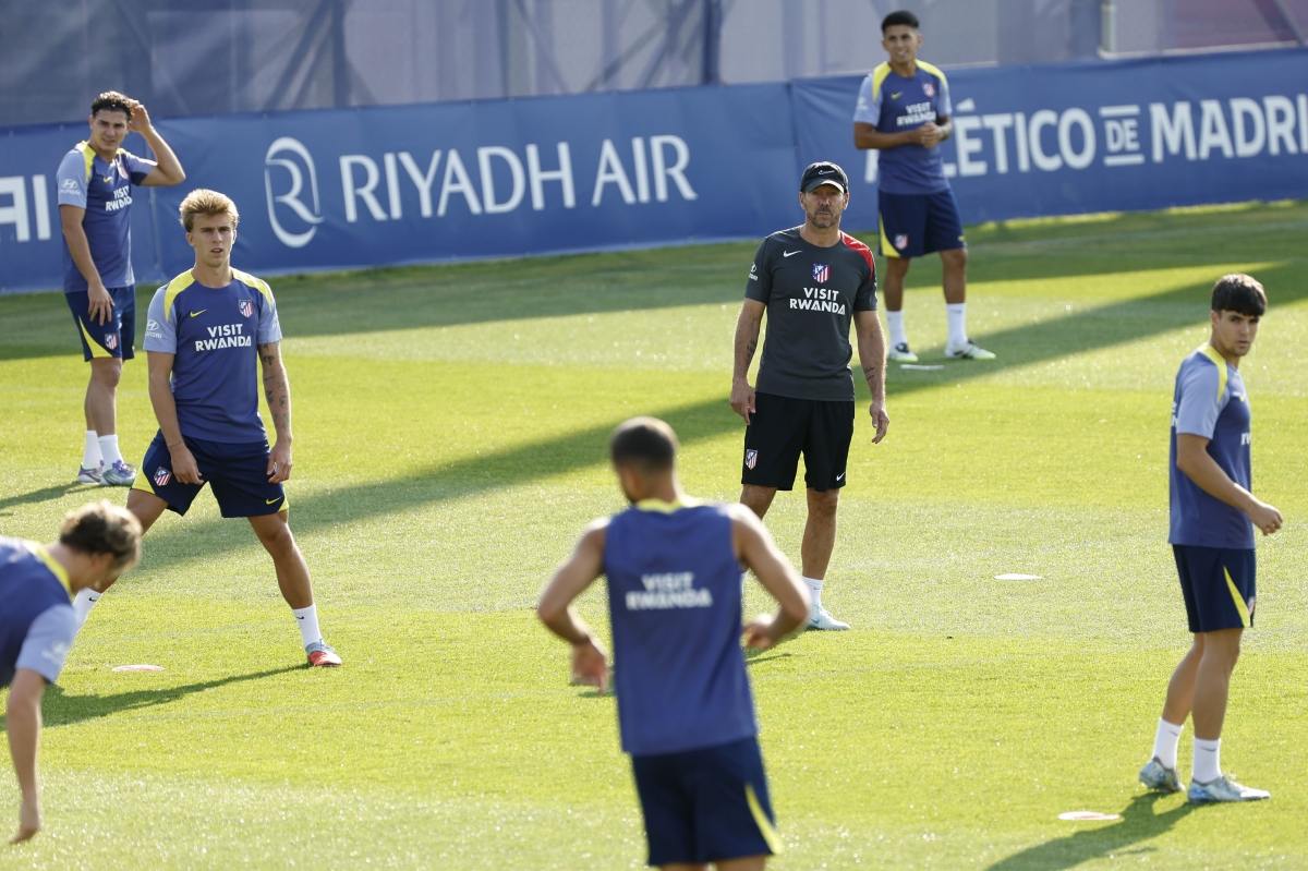 Simeone mantiene las bajas de Baena y Giménez en el último entrenamiento antes de recibir al Elche