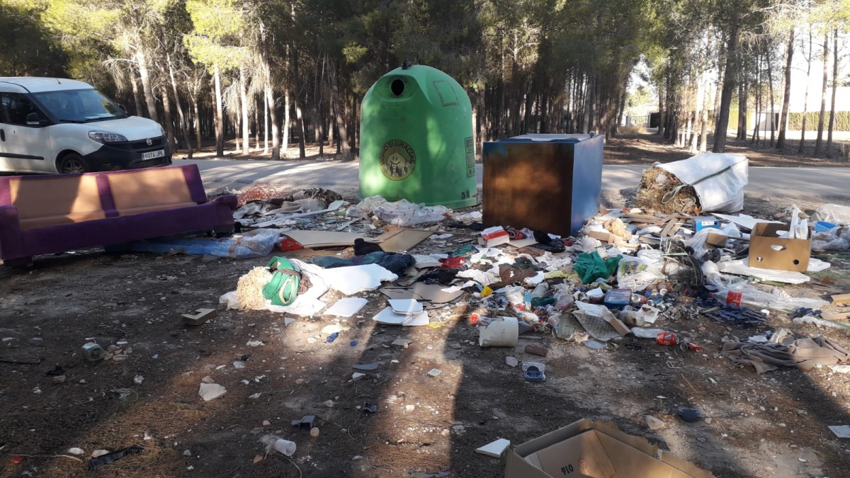 Enseres y basura acumulados en la vía pública de Villena. - Foto: AP.