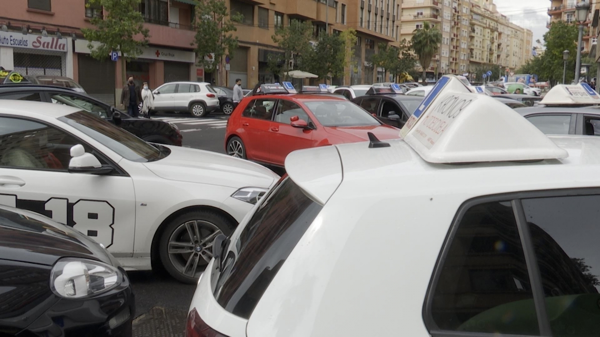 Compromís pide las competencias de examinadores de tráfico y una autoescuela pública