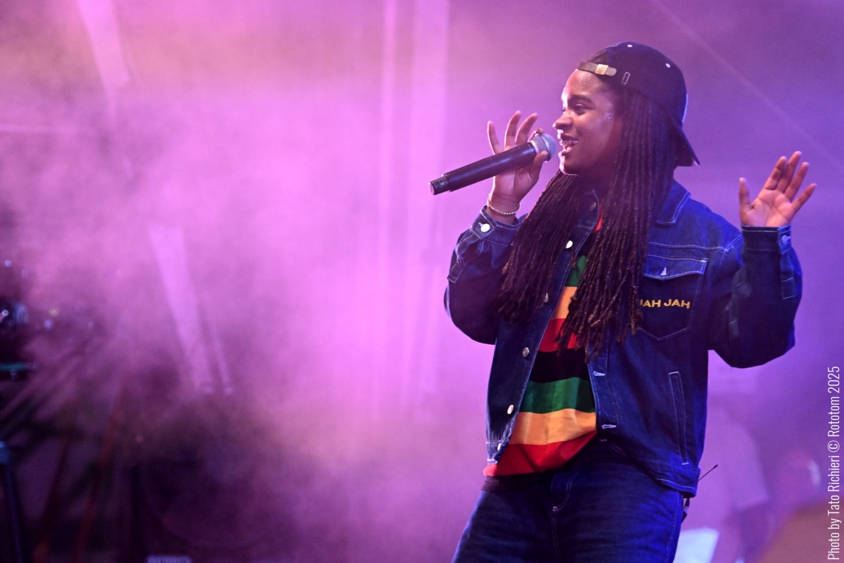 El Rototom cierra su 30ª edición con la voz reivindicativa y viral del marfileño Tiken Jah Fakoly