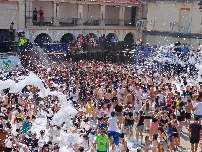 Nules da inicio a sus fiestas patronales con una 'cridà' pasada por espuma y la actuación de un DJ