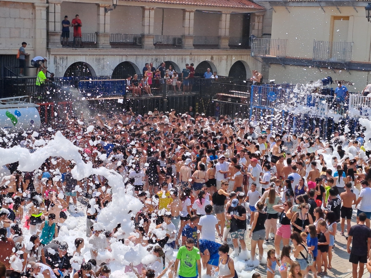 Nules da inicio a sus fiestas patronales con una 'cridà' pasada por espuma y la actuación de un DJ