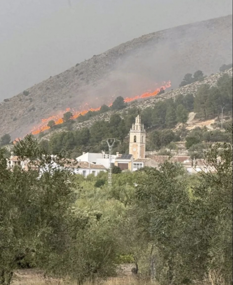 Dos incendios forestales en Alcoy y Millena provocados por relámpagos durante la tormenta 