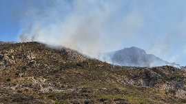 Un incendio forestal en las Cuestas del Cedacero de Cartagena obliga a movilizar 100 agentes