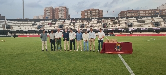 Los peñistas del Efesé celebran el trigésimo aniversario del club en el Cartagonova 
