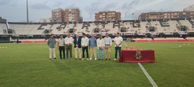 Los peñistas del Efesé celebran el trigésimo aniversario del club en el Cartagonova 