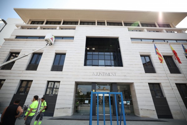 Burriana finaliza los trabajos de pintura en la fachada del Ayuntamiento y mejora su imagen