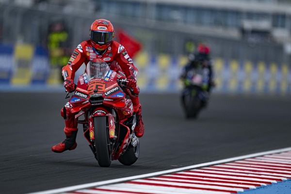 Marc Márquez suma su octava 'pole position' de la temporada y un nuevo récord