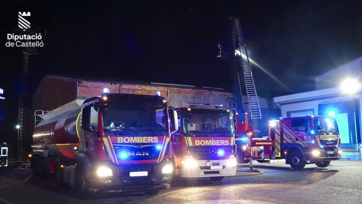 Extinguido el incendio en una nave almacén de vehículos en Borriana