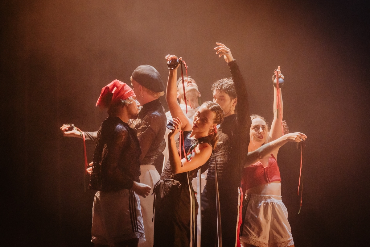 Inka Romaní investiga las danzas que disciplinaron a las mujeres de la Sección Femenina