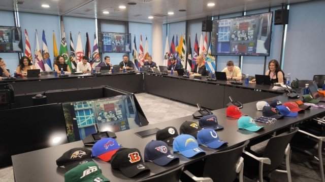 La liga de fútbol americano prepara ya en Madrid el partido que celebrará en el Santiago Bernabéu
