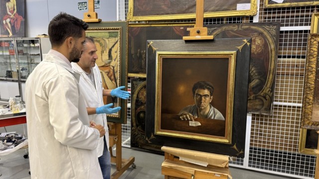 El 'Autorretrato' de Tàpies entra en el taller del centro de Restauración de la Región