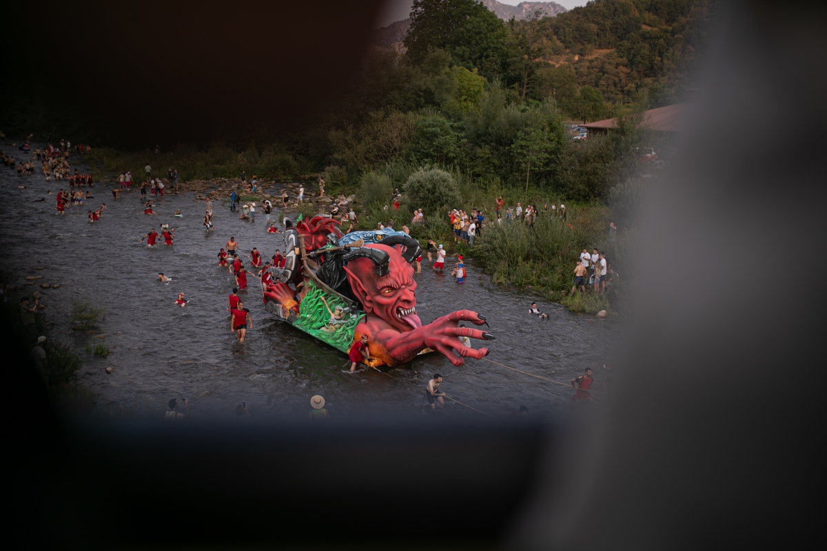 'Tecnología' fallera para revolucionar la cabalgata fluvial de un pueblo de Asturias