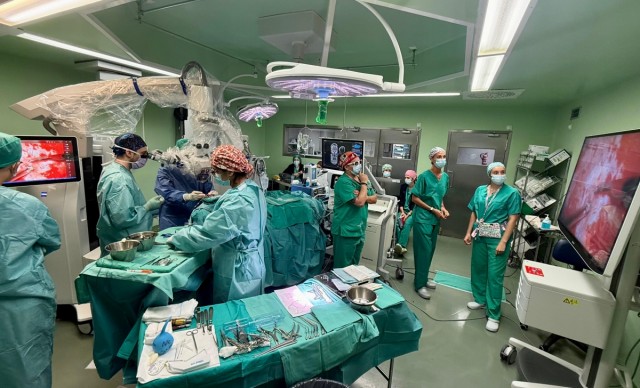 El hospital Doctor Balmis estrena un microscopio de alta precisión para cirugía craneal