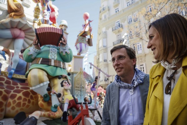 Catalá reta a Martínez-Almeida a disparar una 'mascletà' en València