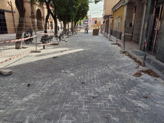 Patiño elimina los baches de la céntrica calle de la Iglesia y renueva la vía con un adoquín antideslizante