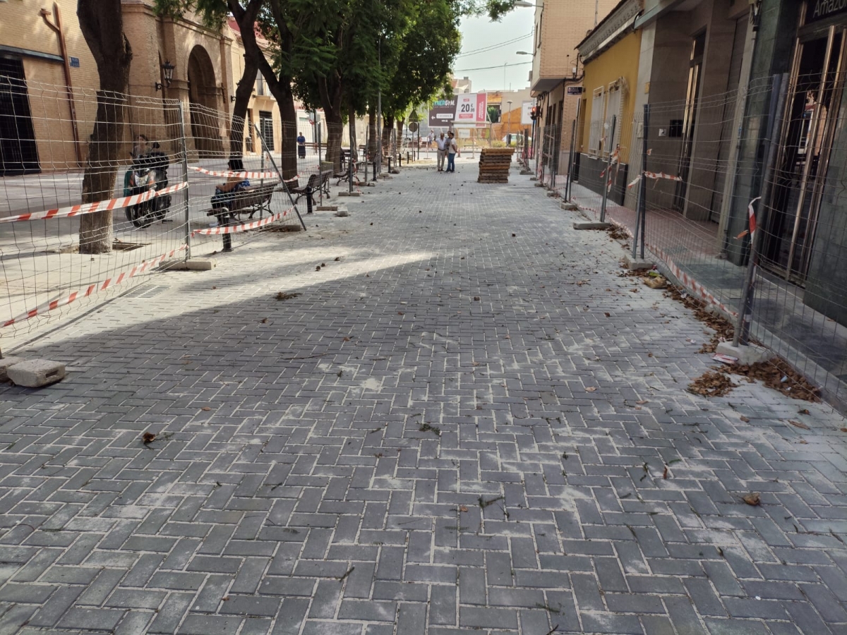 Patiño elimina los baches de la céntrica calle de la Iglesia y renueva la vía con un adoquín antideslizante
