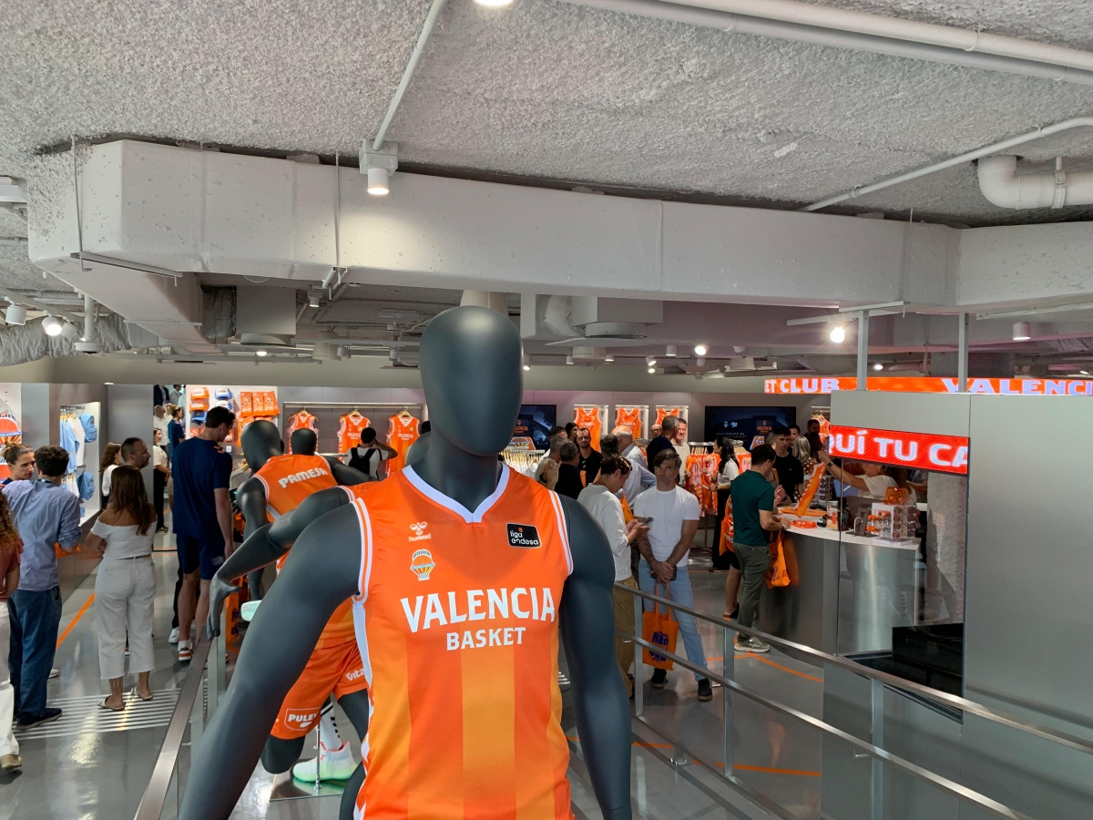 Valencia Basket inaugura su nueva tienda en el Roig Arena