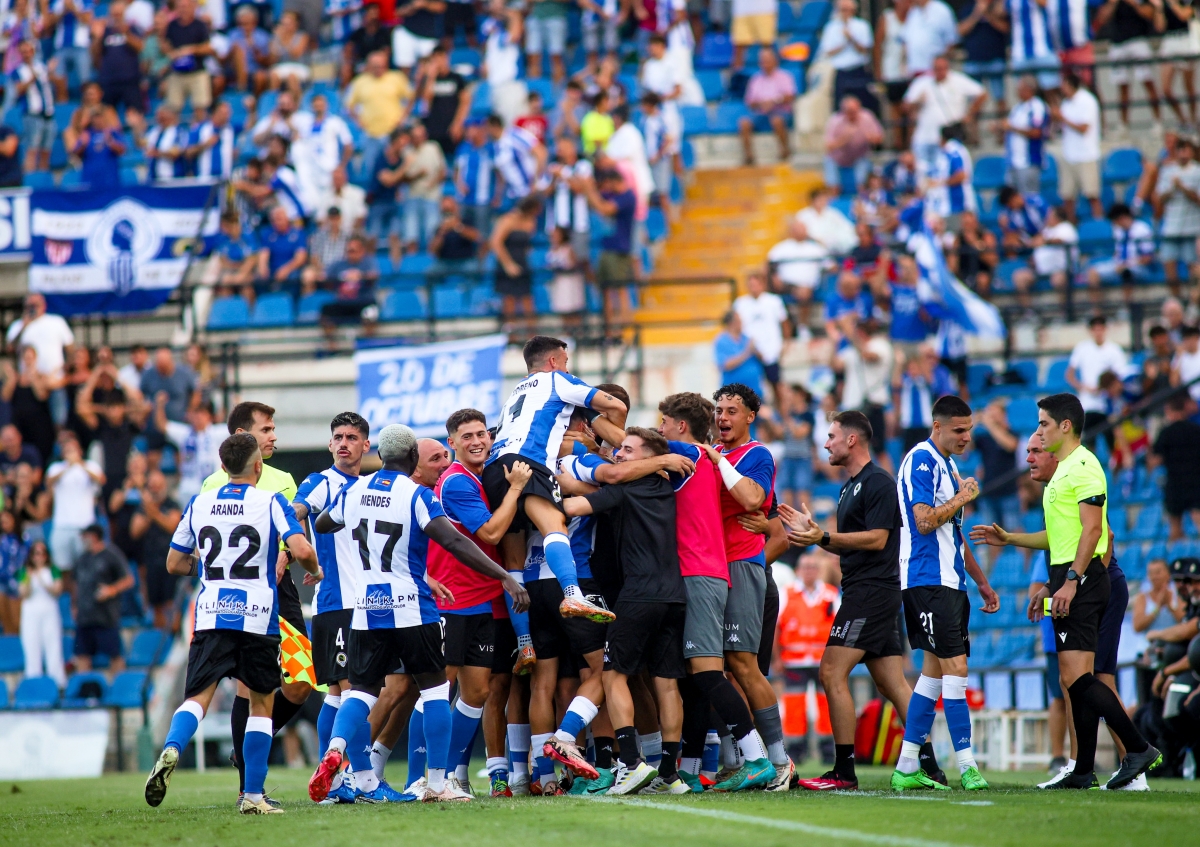 Los jugadores del Hércules CF 2024/25 celebran la victoria contra la AD Ceuta - Foto: PLAZA