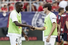 Primeras grietas en el once de Corberán