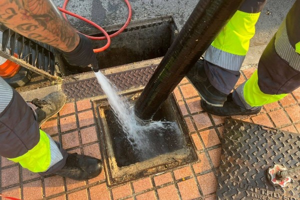 Cartagena se prepara ante la previsión de fuertes lluvias: refuerza la limpieza de imbornales en 